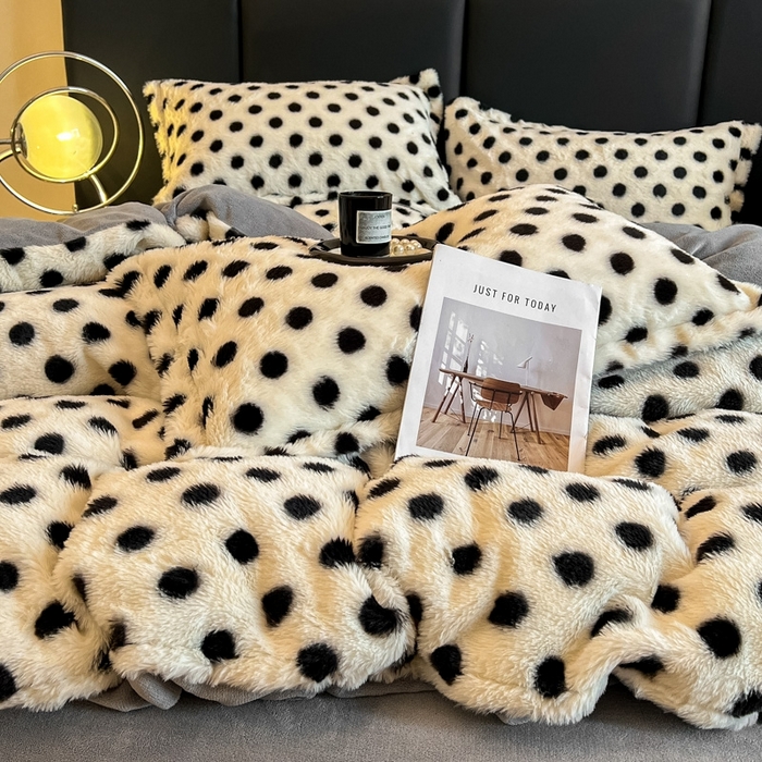 91家纺网 家纺一手货源 找家纺 仟网汇 2025新款亲肤舒适兔毛绒四件套 波点-奶白