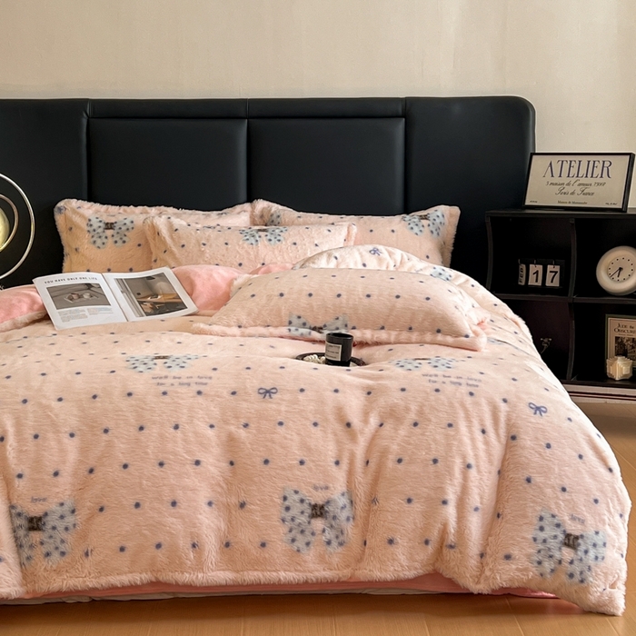 91家纺网 家纺一手货源 找家纺 仟网汇 2025新款亲肤舒适兔毛绒四件套 蝴蝶结点点-粉