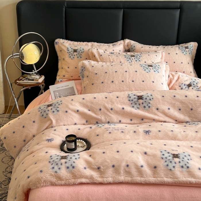 91家纺网 家纺一手货源 找家纺 仟网汇 2025新款亲肤舒适兔毛绒四件套 蝴蝶结点点-粉