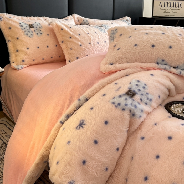 91家纺网 家纺一手货源 找家纺 仟网汇 2025新款亲肤舒适兔毛绒四件套 蝴蝶结点点-粉