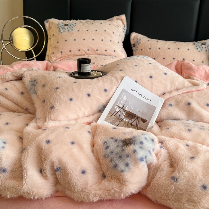 91家纺网 家纺一手货源 找家纺 仟网汇 2025新款亲肤舒适兔毛绒四件套 蝴蝶结点点-粉