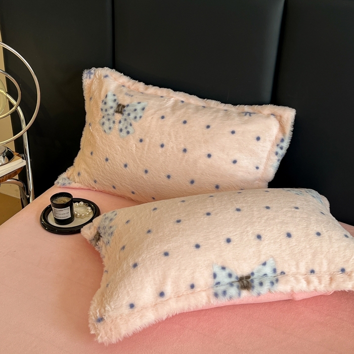 91家纺网 家纺一手货源 找家纺 仟网汇 2025新款亲肤舒适兔毛绒四件套 蝴蝶结点点-粉