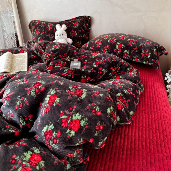 91家纺网 家纺一手货源 找家纺 繁花家居 2025新款亲肤舒适高克重全消光牛奶绒大红喜庆四件套直播 花妖