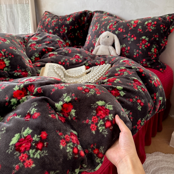 91家纺网 家纺一手货源 找家纺 繁花家居 2025新款亲肤舒适高克重全消光牛奶绒大红喜庆四件套直播 花妖