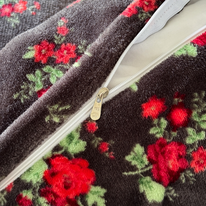 91家纺网 家纺一手货源 找家纺 繁花家居 2025新款亲肤舒适高克重全消光牛奶绒大红喜庆四件套直播 花妖