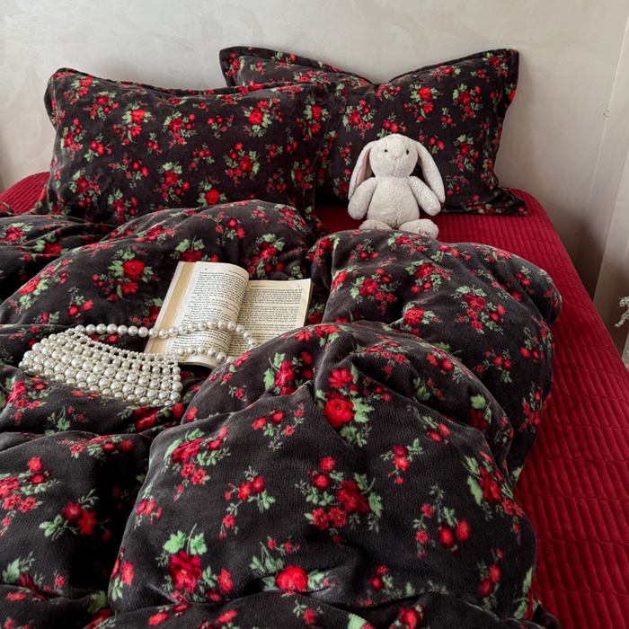 91家纺网 家纺一手货源 找家纺 繁花家居 2025新款亲肤舒适高克重全消光牛奶绒大红喜庆四件套直播 花妖