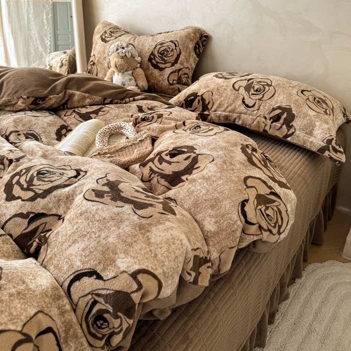 91家纺网 家纺一手货源 找家纺 繁花家居 2025新款亲肤舒适高克重全消光牛奶绒大红喜庆四件套直播 慕色玫瑰