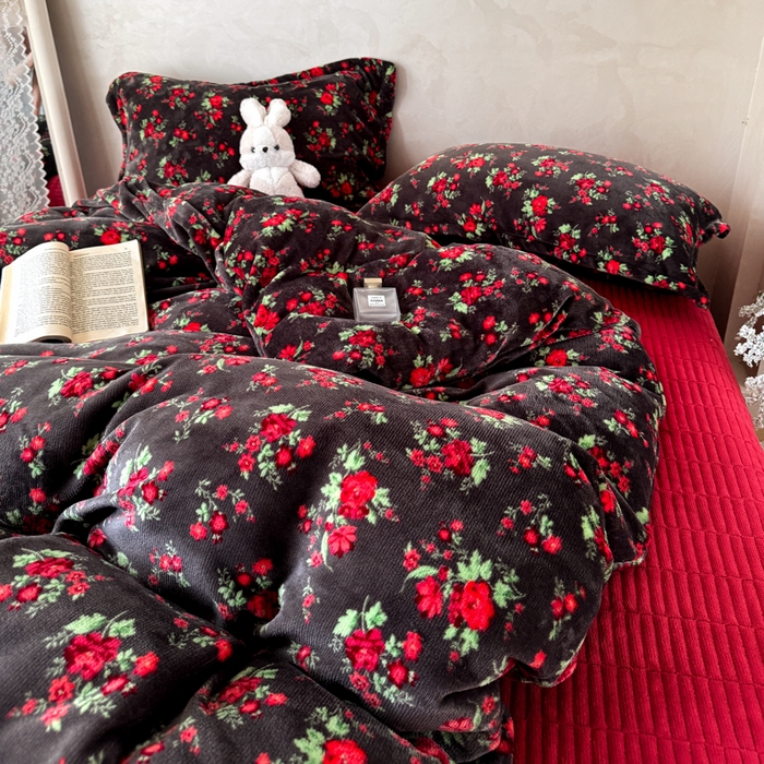 91家纺网 家纺一手货源 找家纺 繁花家居 2025新款亲肤舒适高克重全消光牛奶绒大红喜庆四件套直播 花妖