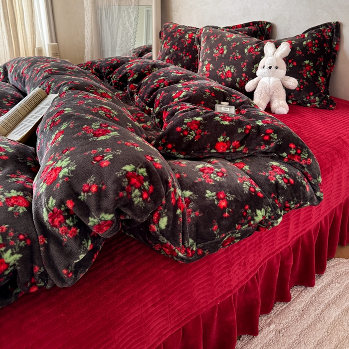 91家纺网 家纺一手货源 找家纺 繁花家居 2025新款亲肤舒适高克重全消光牛奶绒大红喜庆四件套直播 花妖