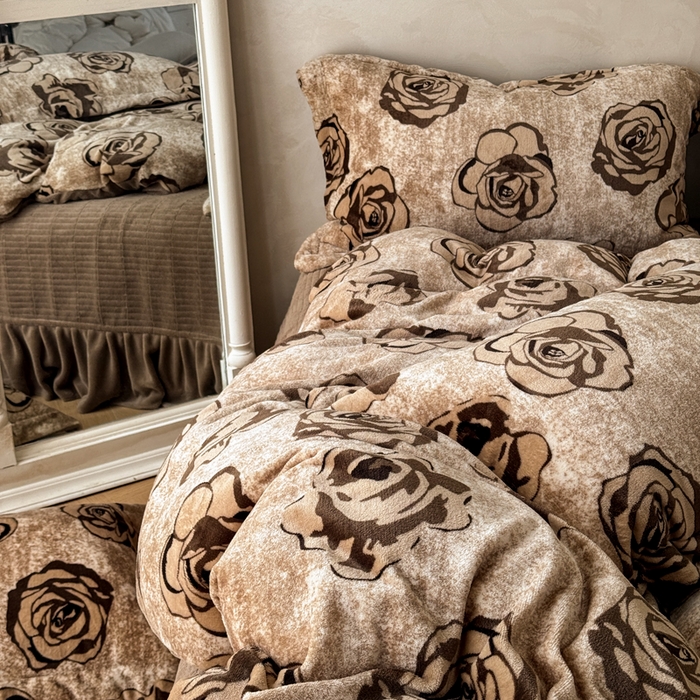 91家纺网 家纺一手货源 找家纺 繁花家居 2025新款亲肤舒适高克重全消光牛奶绒大红喜庆四件套直播 慕色玫瑰