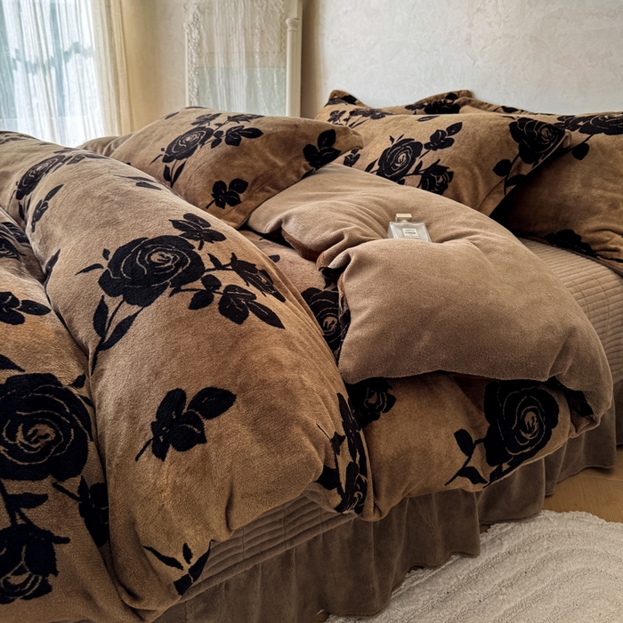 91家纺网 家纺一手货源 找家纺 繁花家居 2025新款亲肤舒适高克重全消光牛奶绒大红喜庆四件套直播 玫瑰碎影