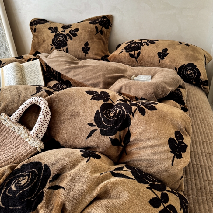 91家纺网 家纺一手货源 找家纺 繁花家居 2025新款亲肤舒适高克重全消光牛奶绒大红喜庆四件套直播 玫瑰碎影