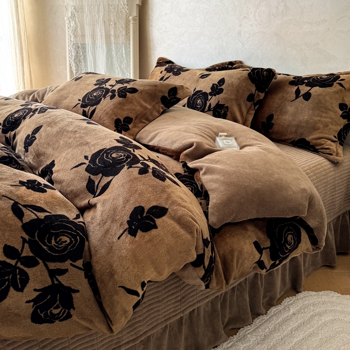 91家纺网 家纺一手货源 找家纺 繁花家居 2025新款亲肤舒适高克重全消光牛奶绒大红喜庆四件套直播 玫瑰碎影