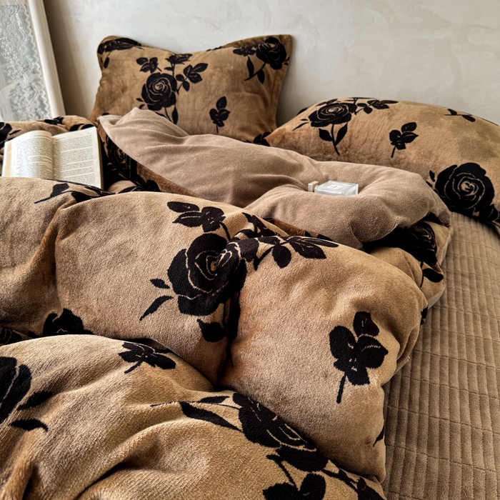 91家纺网 家纺一手货源 找家纺 繁花家居 2025新款亲肤舒适高克重全消光牛奶绒大红喜庆四件套直播 玫瑰碎影