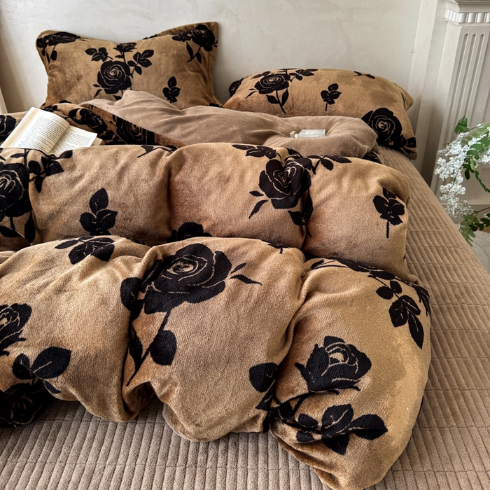 91家纺网 家纺一手货源 找家纺 繁花家居 2025新款亲肤舒适高克重全消光牛奶绒大红喜庆四件套直播 玫瑰碎影