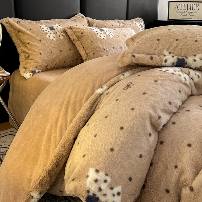 91家纺网 家纺一手货源 找家纺 仟网汇 2025新款亲肤舒适兔毛绒四件套 蝴蝶结点点-咖