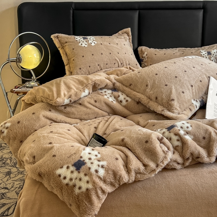 91家纺网 家纺一手货源 找家纺 仟网汇 2025新款亲肤舒适兔毛绒四件套 蝴蝶结点点-咖