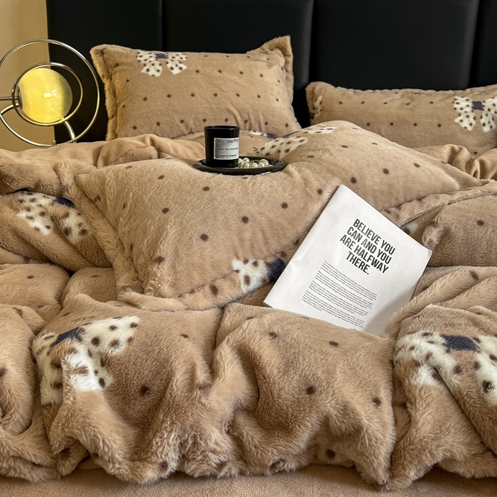 91家纺网 家纺一手货源 找家纺 仟网汇 2025新款亲肤舒适兔毛绒四件套 蝴蝶结点点-咖