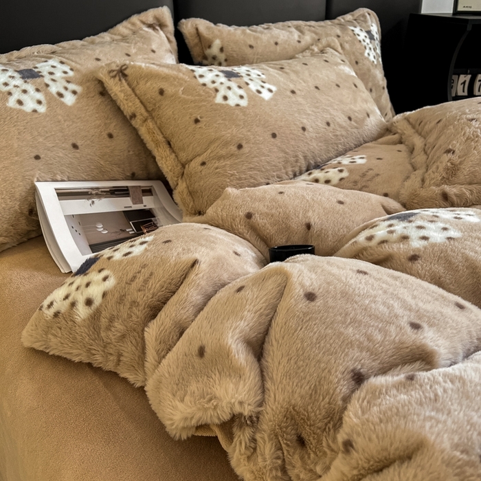 91家纺网 家纺一手货源 找家纺 仟网汇 2025新款亲肤舒适兔毛绒四件套 蝴蝶结点点-咖