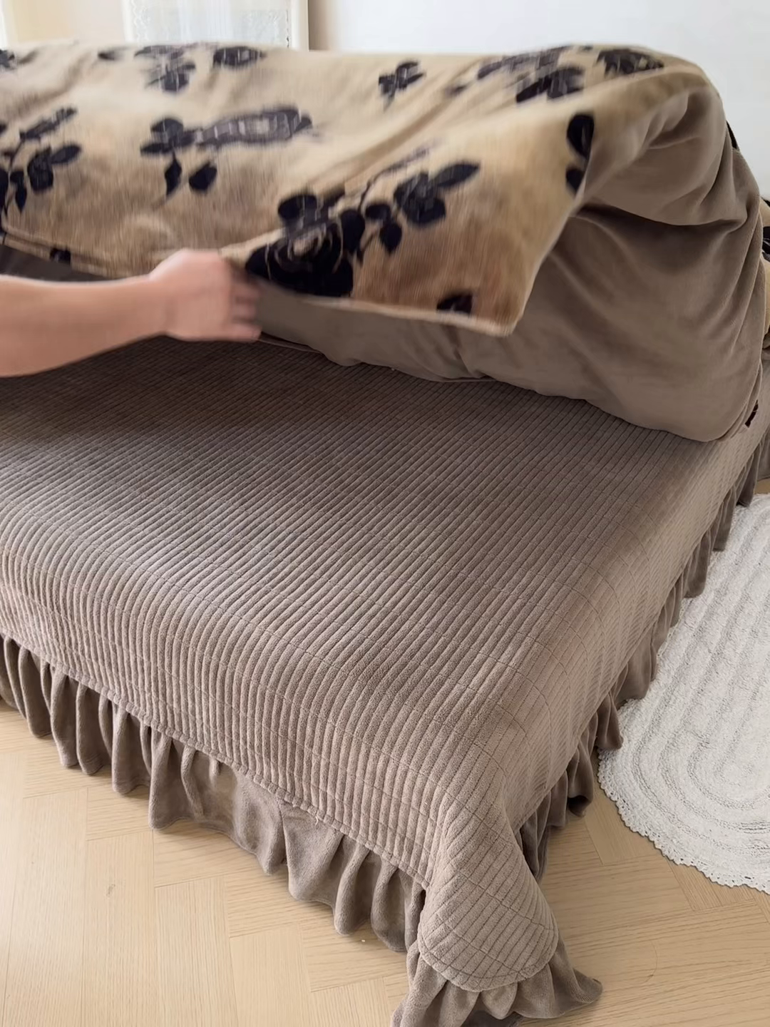 91家纺网 家纺一手货源 找家纺 繁花家居 2025新款亲肤舒适高克重全消光牛奶绒大红喜庆四件套直播 玫瑰碎影