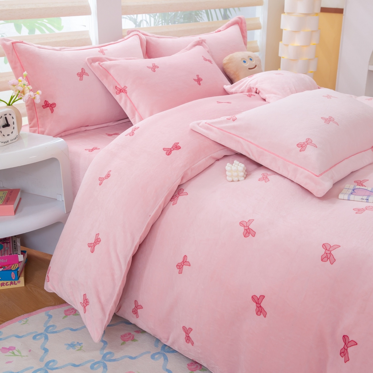 91家纺网 家纺一手货源 找家纺 卡迪亚家纺 2025新款金雕绒系列四件套 蝴蝶结