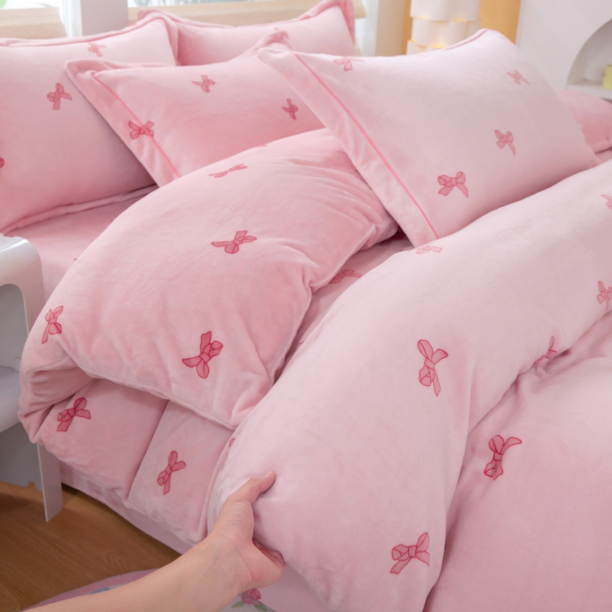 91家纺网 家纺一手货源 找家纺 卡迪亚家纺 2025新款金雕绒系列四件套 蝴蝶结