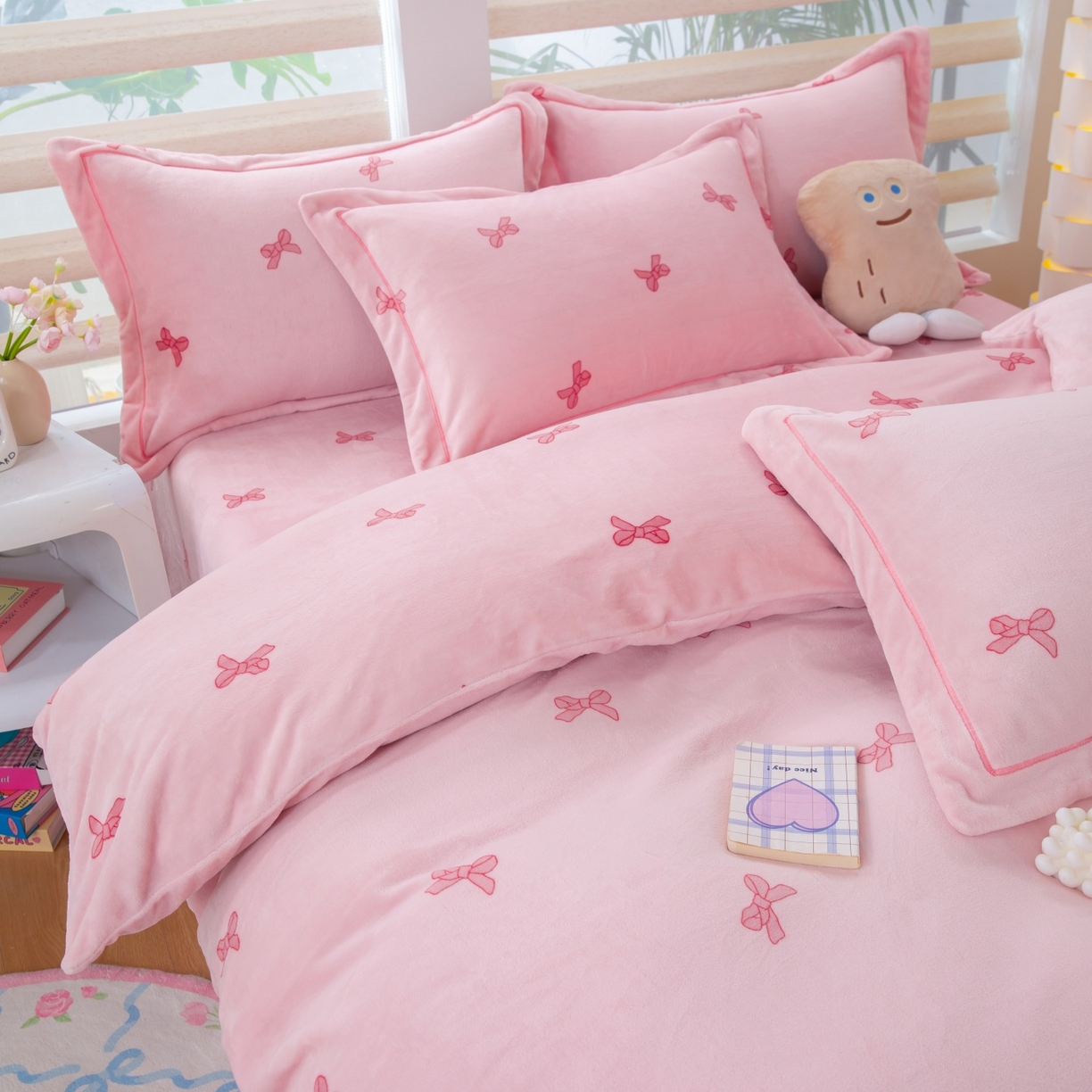 91家纺网 家纺一手货源 找家纺 卡迪亚家纺 2025新款金雕绒系列四件套 蝴蝶结