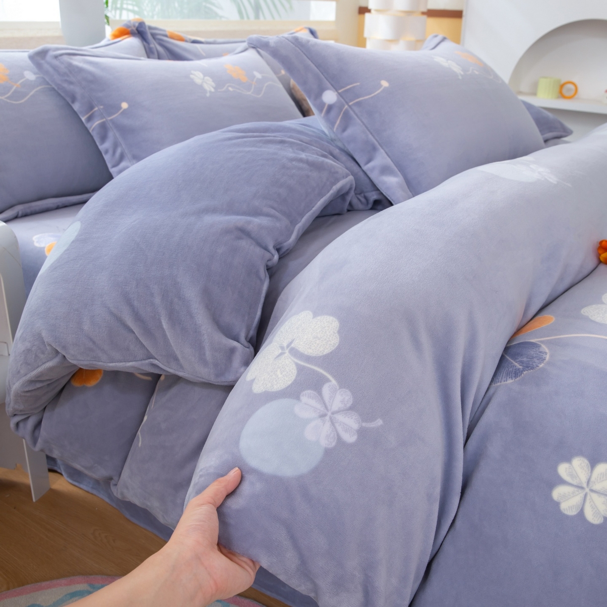 91家纺网 家纺一手货源 找家纺 卡迪亚家纺 2025新款金雕绒系列四件套 花开半夏