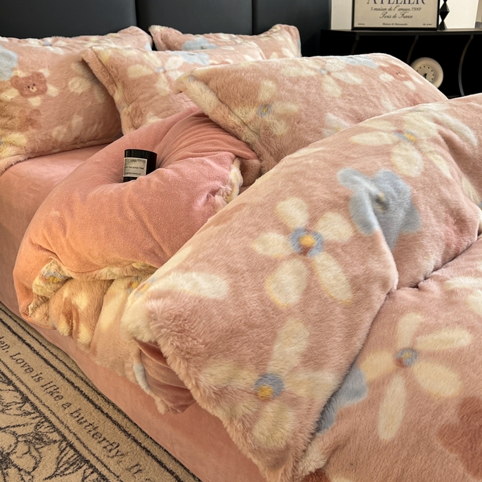 91家纺网 家纺一手货源 找家纺 仟网汇 2025新款亲肤舒适兔毛绒四件套 花园熊