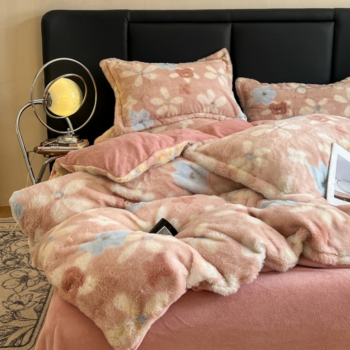 91家纺网 家纺一手货源 找家纺 仟网汇 2025新款亲肤舒适兔毛绒四件套 花园熊