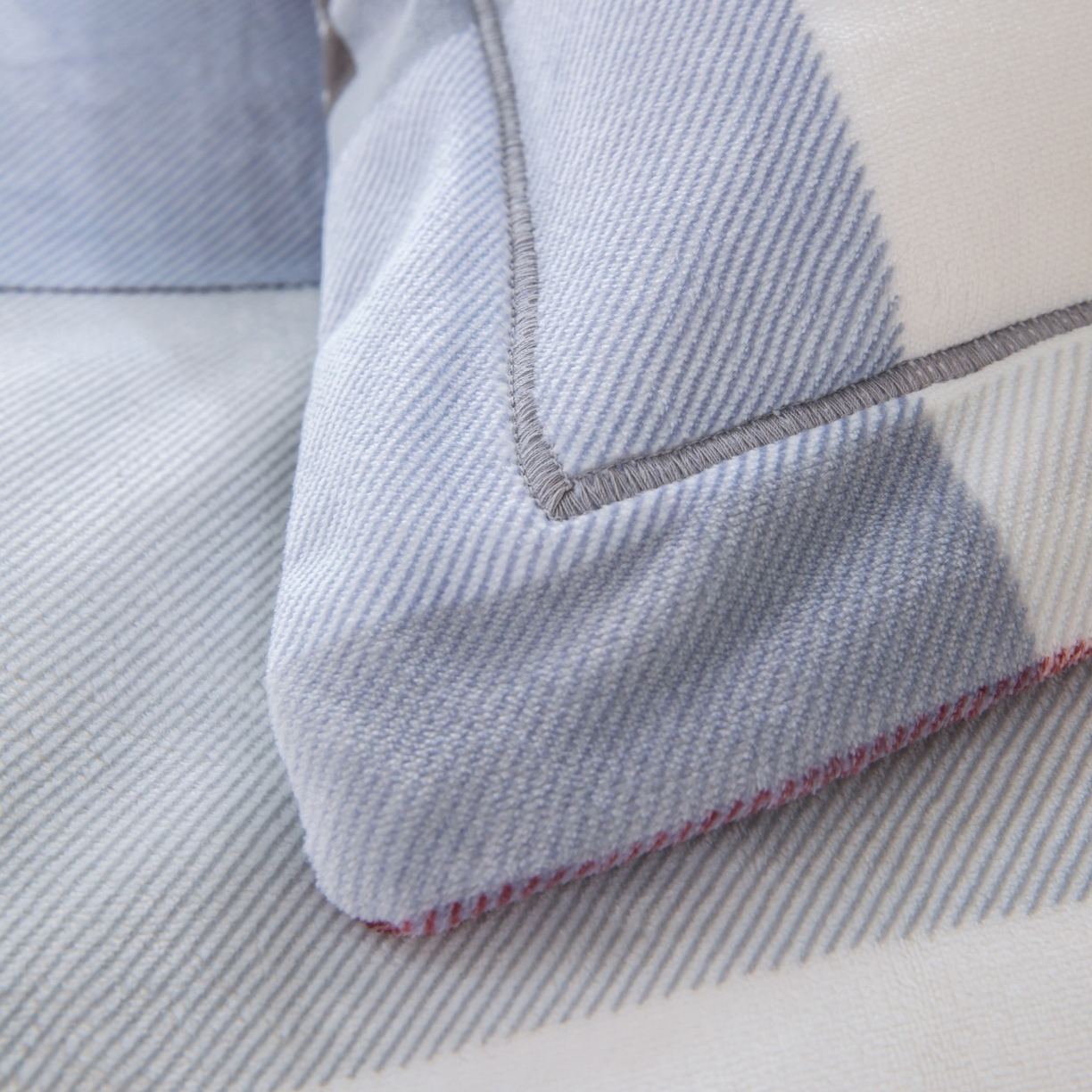 91家纺网 家纺一手货源 找家纺 卡迪亚家纺 2025新款金雕绒系列四件套 简格美