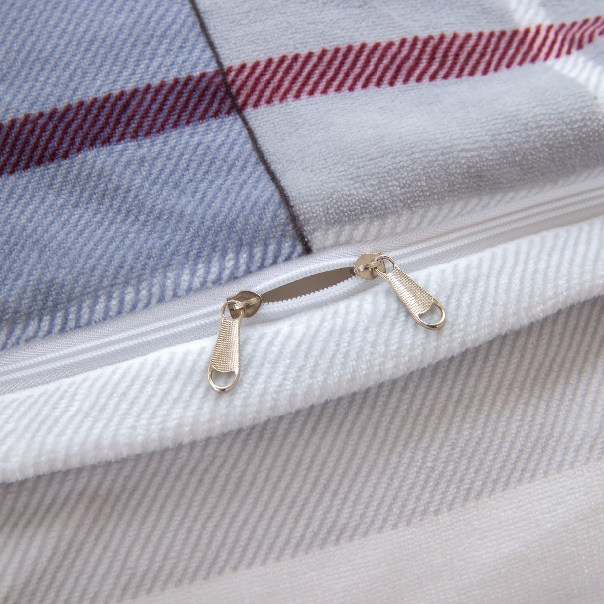 91家纺网 家纺一手货源 找家纺 卡迪亚家纺 2025新款金雕绒系列四件套 简格美