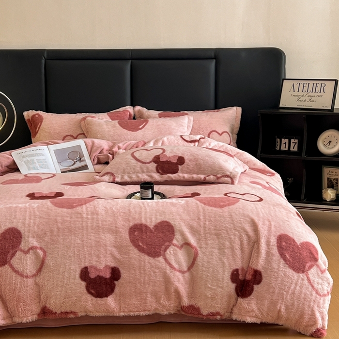 91家纺网 家纺一手货源 找家纺 仟网汇 2025新款亲肤舒适兔毛绒四件套 怦然心动