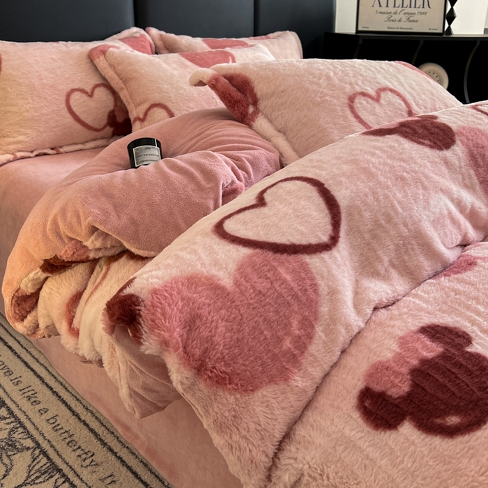 91家纺网 家纺一手货源 找家纺 仟网汇 2025新款亲肤舒适兔毛绒四件套 怦然心动