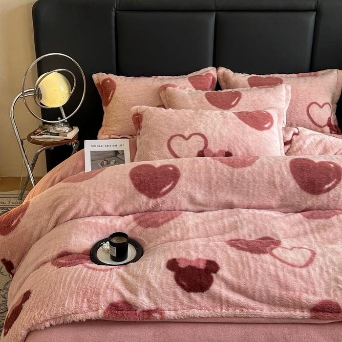 91家纺网 家纺一手货源 找家纺 仟网汇 2025新款亲肤舒适兔毛绒四件套 怦然心动