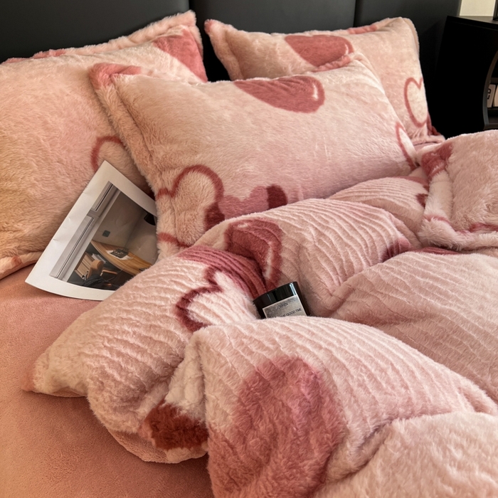 91家纺网 家纺一手货源 找家纺 仟网汇 2025新款亲肤舒适兔毛绒四件套 怦然心动