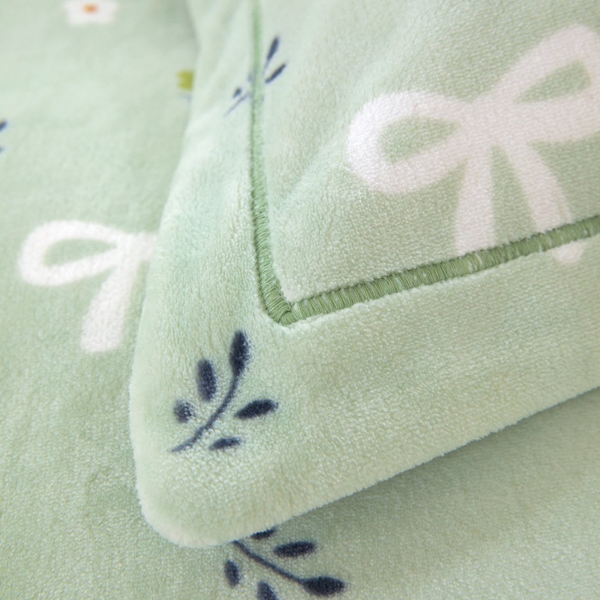 91家纺网 家纺一手货源 找家纺 卡迪亚家纺 2025新款金雕绒系列四件套 林间小风