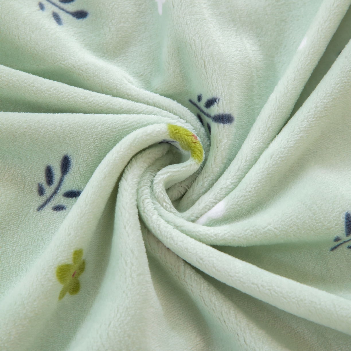 91家纺网 家纺一手货源 找家纺 卡迪亚家纺 2025新款金雕绒系列四件套 林间小风