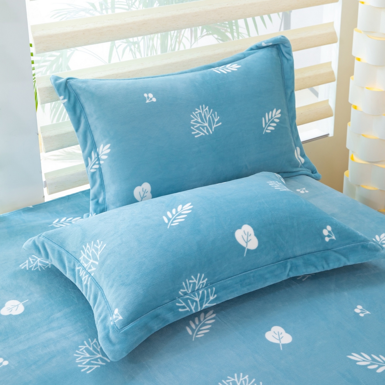 91家纺网 家纺一手货源 找家纺 卡迪亚家纺 2025新款金雕绒系列四件套 美拉时光