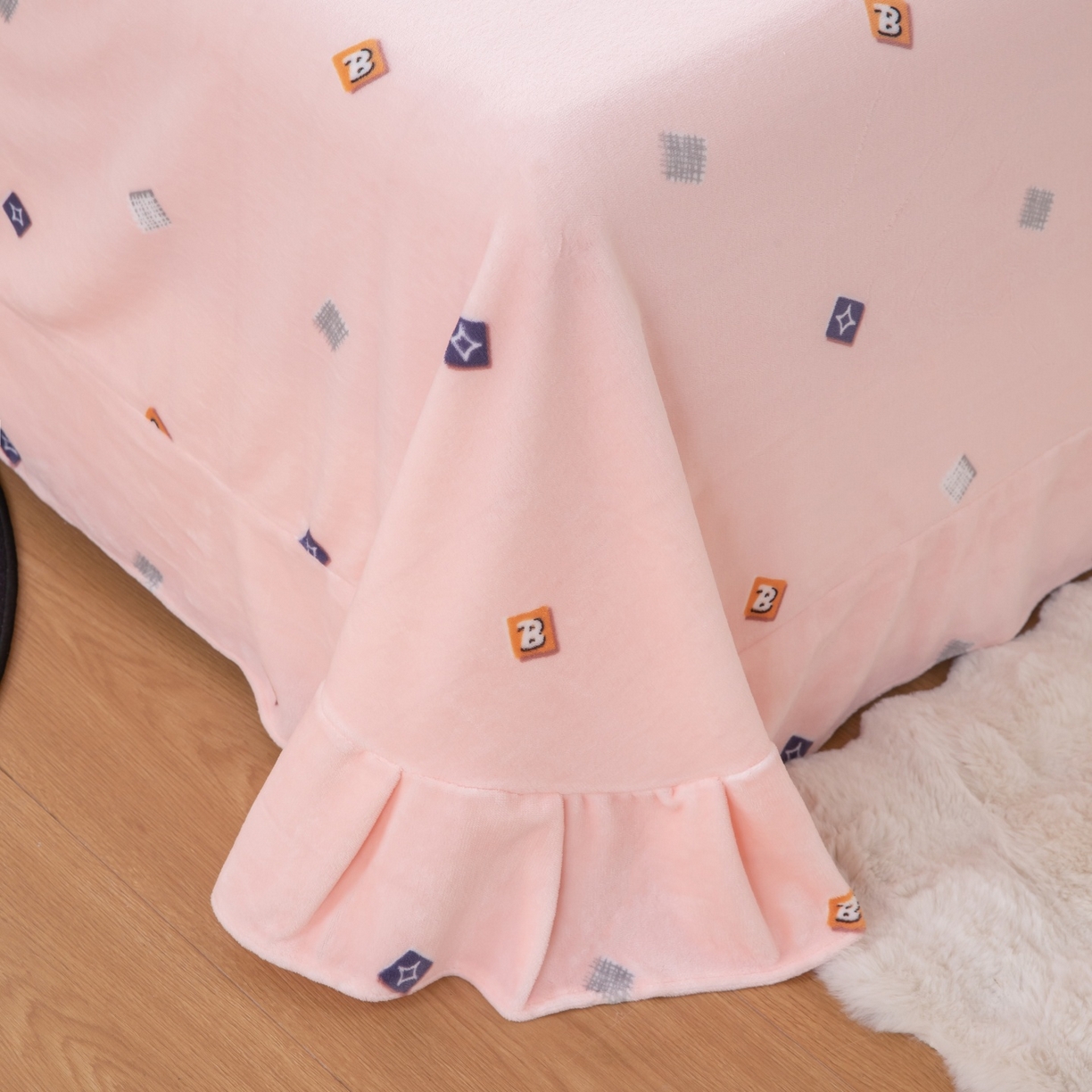 91家纺网 家纺一手货源 找家纺 卡迪亚家纺 2025新款金雕绒系列四件套 怦然心动-粉