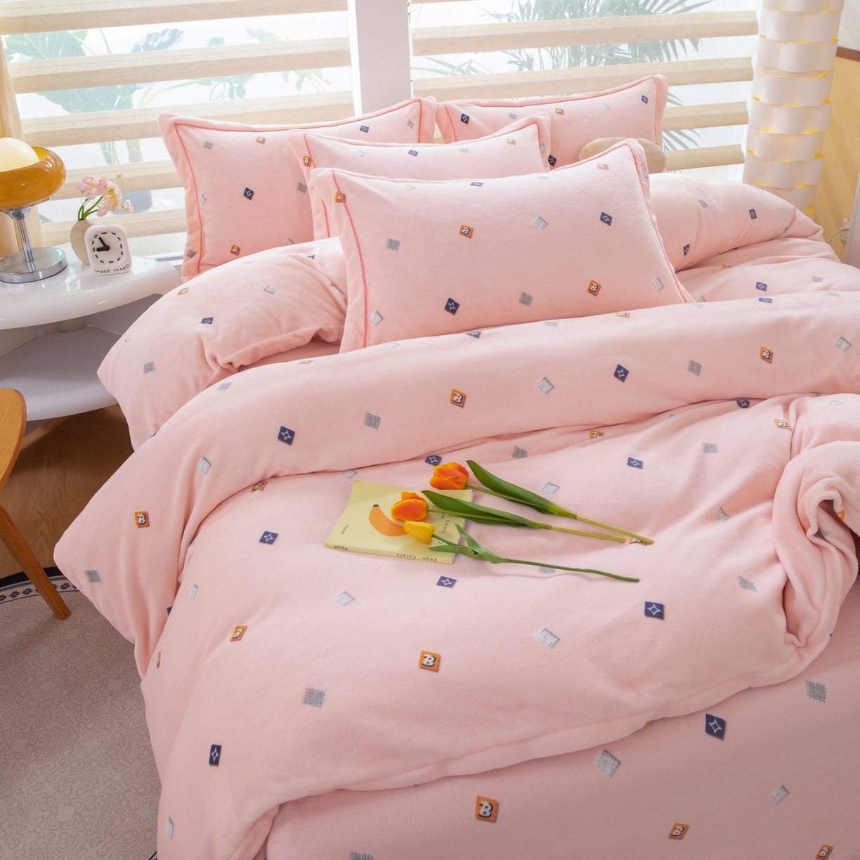 91家纺网 家纺一手货源 找家纺 卡迪亚家纺 2025新款金雕绒系列四件套 怦然心动-粉