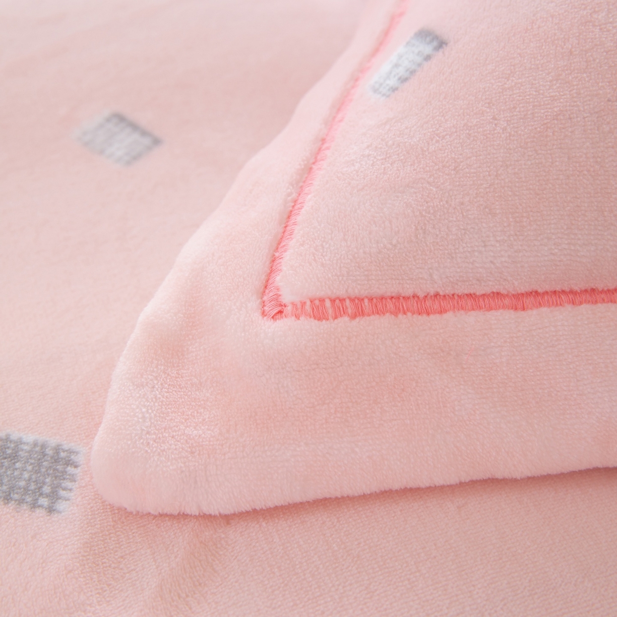 91家纺网 家纺一手货源 找家纺 卡迪亚家纺 2025新款金雕绒系列四件套 怦然心动-粉