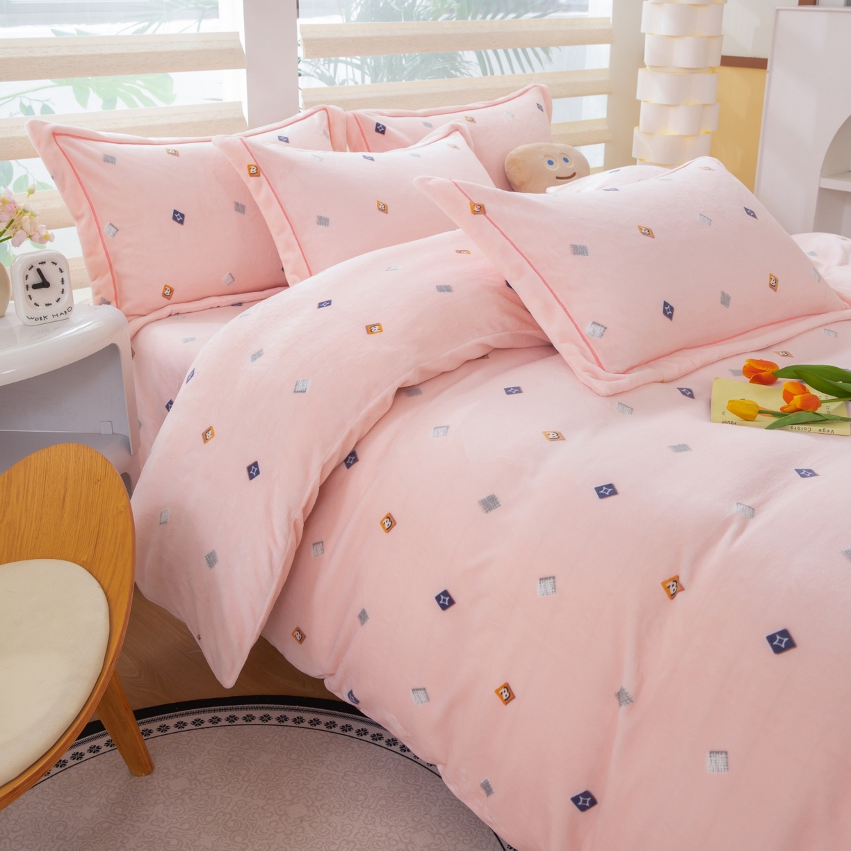 91家纺网 家纺一手货源 找家纺 卡迪亚家纺 2025新款金雕绒系列四件套 怦然心动-粉