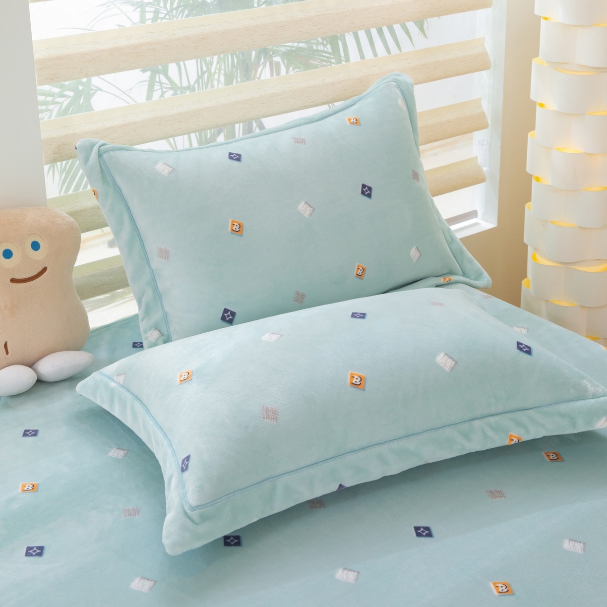 91家纺网 家纺一手货源 找家纺 卡迪亚家纺 2025新款金雕绒系列四件套 怦然心动-绿