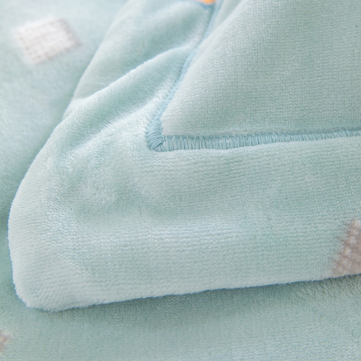 91家纺网 家纺一手货源 找家纺 卡迪亚家纺 2025新款金雕绒系列四件套 怦然心动-绿