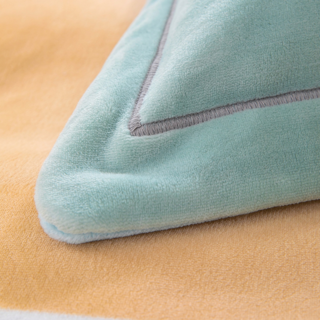 91家纺网 家纺一手货源 找家纺 卡迪亚家纺 2025新款金雕绒系列四件套 时光旅行