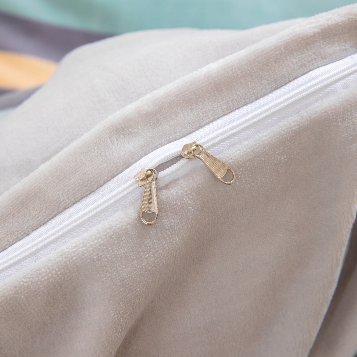 91家纺网 家纺一手货源 找家纺 卡迪亚家纺 2025新款金雕绒系列四件套 时光旅行