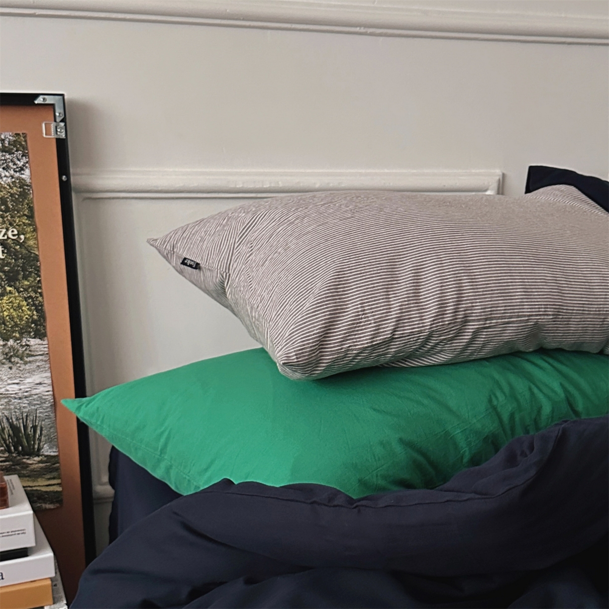 91家纺网 家纺一手货源 找家纺 柚可家居 2025新款40支水洗人字纹百分百全棉水洗人字纹四件套 少年与树（会员减5元） 少年与树（枕套藏蓝+灰条纹）