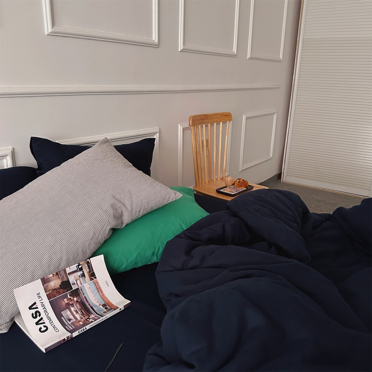 91家纺网 家纺一手货源 找家纺 柚可家居 2025新款40支水洗人字纹百分百全棉水洗人字纹四件套 少年与树（会员减5元） 少年与树（枕套藏蓝+森绿）