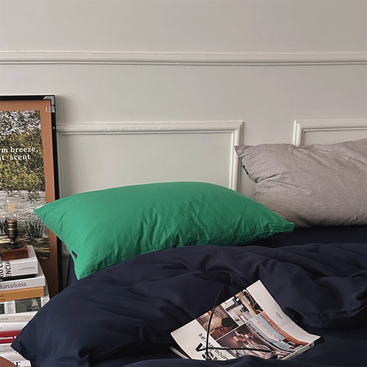 91家纺网 家纺一手货源 找家纺 柚可家居 2025新款40支水洗人字纹百分百全棉水洗人字纹四件套 少年与树（会员减5元） 少年与树（枕套藏蓝+森绿）